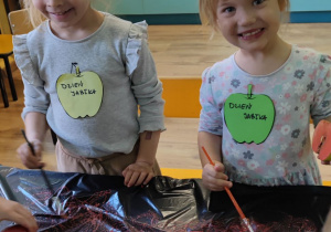 Dziewczynki malują po foli farbami